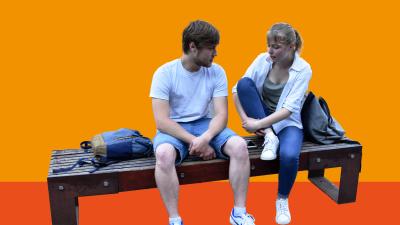 2 jeunes sur un banc qui discutent