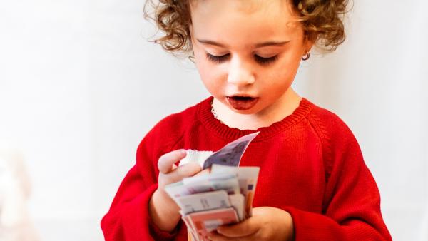 Fillette qui compte des billets 