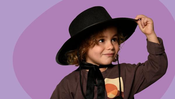 Un petit garçon déguisé en Zorro